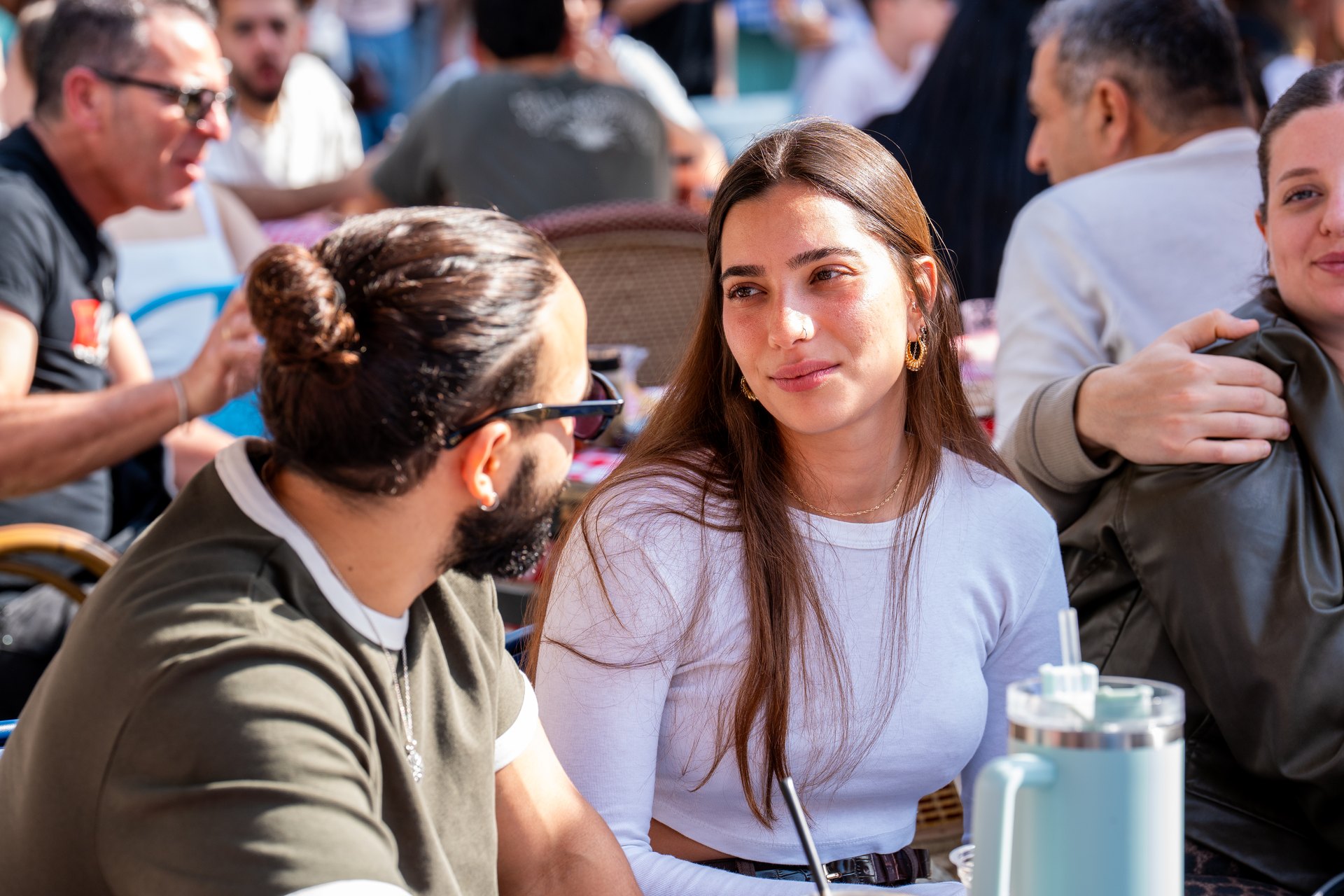 אורחים יושבים יחד באירוע בחצר